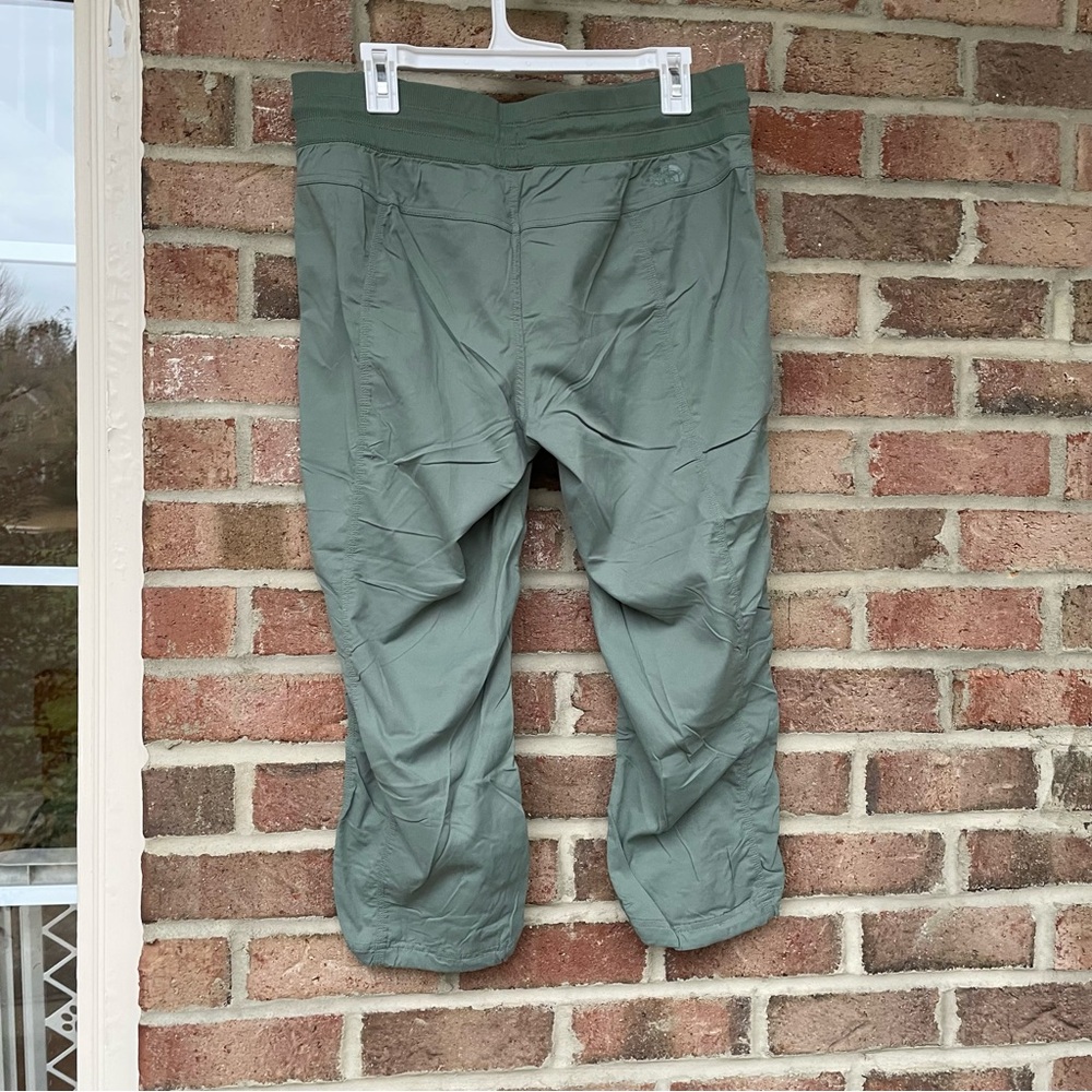North Face sage green lightweight active capri pants Women Large - Picture 11 of 13
